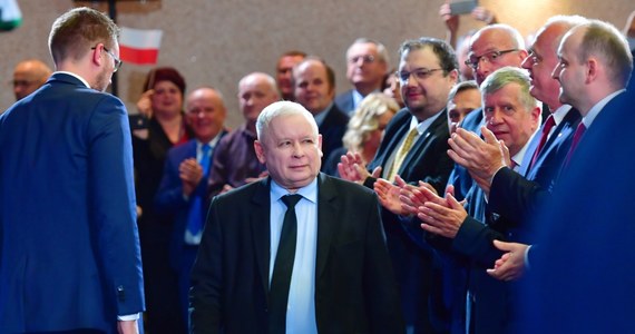 "Przygotowaliśmy zmiany w Kodeksie karnym, gdzie te przestępstwa (pedofilii) będą karane dużo surowiej niż obecnie" - ogłosił Jarosław Kaczyński podczas konwencji Prawa i Sprawiedliwości w Szczecinie. "Nie będzie ‘zawiasów’, będą surowe kary - być może nawet do 30 lat więzienia" - zapowiedział. Odnosząc się natomiast do problemu pedofilii w Kościele, prezes PiS zaznaczył, że "przestępstwa - bo to były przestępstwa szczególnie odrażające - niektórych, nielicznych księży" nie mogą stanowić podstawy do ataku na Kościół.