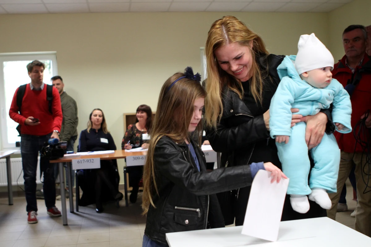 Pierwszą turę wyborów prezydenckich na Litwie wygrał b. główny doradca prezesa banku SEB, ekonomista Gitanas Nauseda. Na drugiej pozycji uplasowała się kandydatka konserwatywnego Związku Ojczyzny–Litewskich Chrześcijańskich Demokratów (TS-LKD) Ingrida Szimonyte.