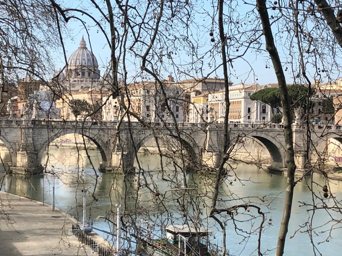 Papieski jałmużnik, kardynał Konrad Krajewski powiedział gazecie "Corriere della Sera", że bierze na siebie odpowiedzialność za to, że sam przywrócił dostawy prądu do nielegalnie zajmowanej kamienicy w Rzymie, gdzie mieszkają rodziny z dziećmi.