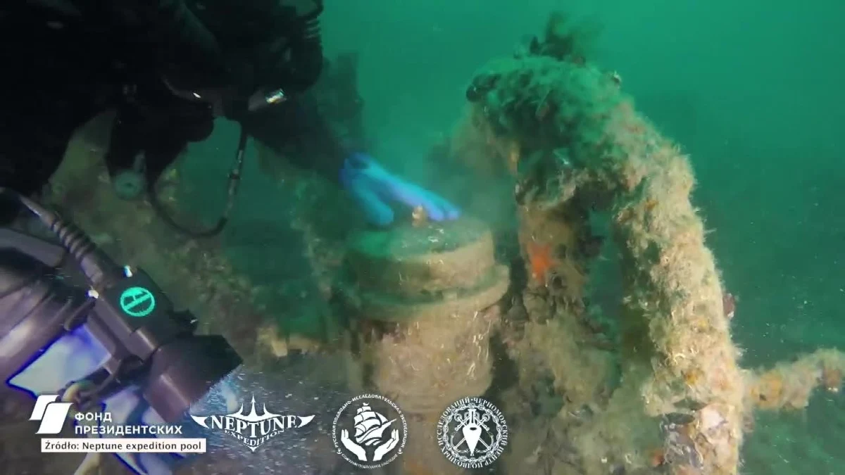 Podwodna ekspedycja "Neptun" opublikowała nakręcone w 2018 roku zdjęcia rosyjskiego parowca generała Kotzebue, który zatonął w 1895 roku w pobliżu Półwyspu Krymskiego. Klip pokazuje częściowo pokryte mułem obrazy, które zostały znalezione podczas nurkowania na zatopionym okręcie.