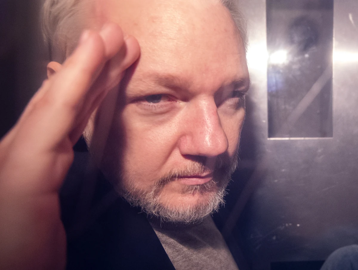 W południe szwedzka prokuratura wyda oświadczenie, od którego będą zależeć losy założyciela portalu Wikileaks Juliana Assange. Chodzi o decyzję o wznowieniu prowadzonego przeciwko niemu postępowania o gwałt. Miał się go dopuścić w 2010 roku. W kwietniu Julian Assange został aresztowany na terenie ambasady Ekwadoru w Londynie. 