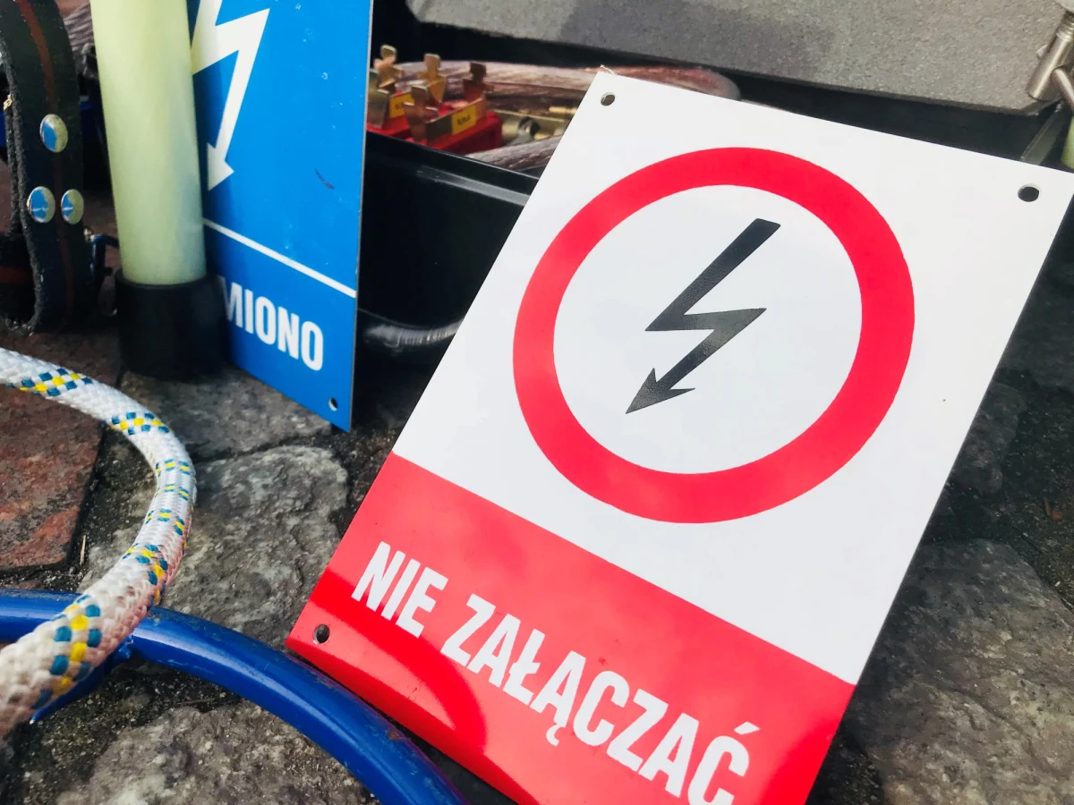 "Co musi się jeszcze wydarzyć, aby wreszcie deklaracje i obietnice składane przez rząd stały się faktem? Samorządy tracą już cierpliwość". To fragment listu Związku Miast Polskich do ministra energii w sprawie podwyżek cen prądu. Włodarze miast kolejny raz domagają się spełnienia obietnicy z końca ubiegłego roku, że drastyczne podwyżki energii zostaną cofnięte. Proszą też o nadzwyczajne spotkanie Komisji Wspólnej Rządu i Samorządu ws. cen prądu. 