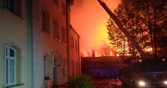 Osiem rodzin straciło dach nad głową po pożarze budynku w Karolewie koło Kętrzyna (woj. warmińsko-mazurskie). Jedna osoba trafiła do szpitala.