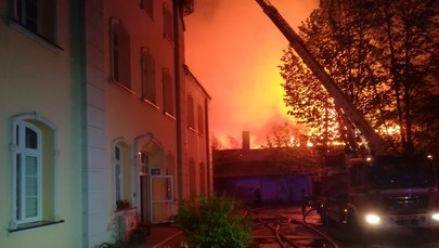 Duży pożar koło Kętrzyna. Osiem rodzin straciło dach nad głową