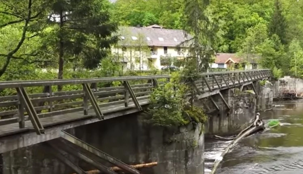 Na dziś zaplanowano sekcję zwłok 53-letniego mężczyzny oraz dwóch kobiet w wieku 33 i 30 lat, których ciała znaleziono w pensjonacie w niemieckiej Pasawie. W piersiach ofiar tkwiły bełty. W pokoju znaleziono trzy kusze. Świadkowie mówią o dziwnie zachowującej się trójce gości, a śledczy ustalają kim są ofiary.