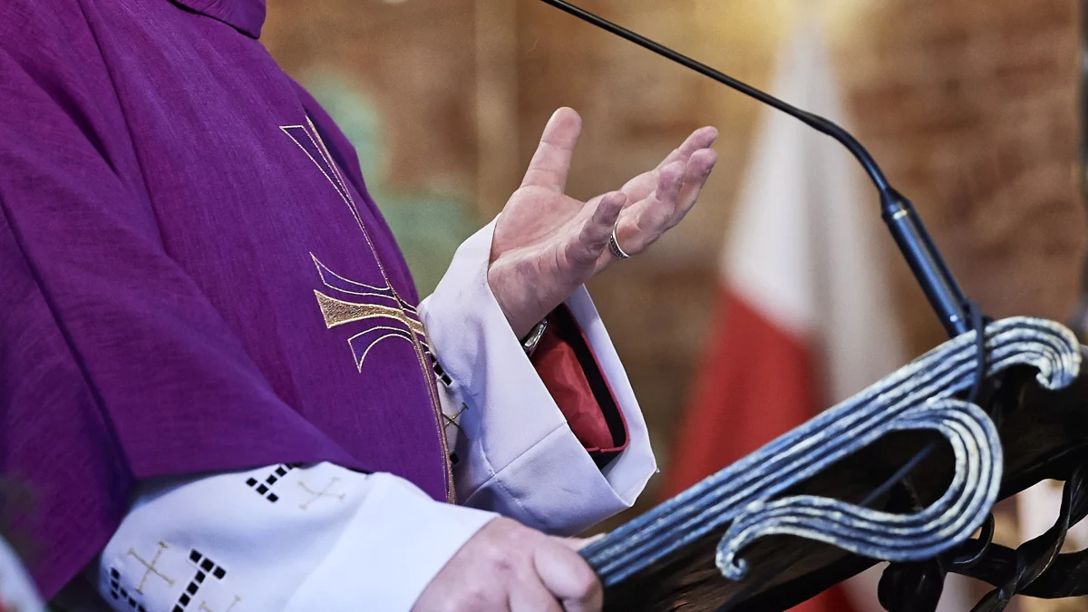 ​Kuria Diecezjalna w Kielcach wydała oświadczenie w sprawie księdza, który jest jednym z antybohaterów filmu braci Sekielskich "Tylko nie mów nikomu" - informuje portal Onet.pl. "Trzeba ubolewać na tym i wyrażać współczucie wobec ofiar" - zaznaczył rzecznik kurii.