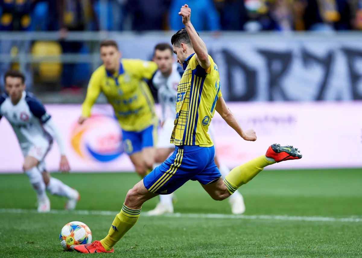 Arka Gdynia - Wisła Kraków 3:1. W 5. minucie spotkania bramkę dla gospodarzy strzelił Adam Deja. 35 minut później wyrównał Maciej Śliwa. Pierwsza połowa spotkania zakończyła się remisem 1:1, jednak już w 58. minucie meczu Arka ponownie wyszła na prowadzenie - dzięki bramce Marko Vejinovicia, który 12 minut później zdobył kolejną - trzecią - bramkę. Zwycięstwo oznacza dla Arki Gdynia, że niezależnie od wyniku wyjazdowego meczu w ostatniej kolejce ekstraklasy ze Śląskiem Wrocław, żółto-niebiescy utrzymali się w lidze. Setny mecz w koszulce Arki rozegrał Damian Zbozień, z kolei w zespole Wisły w pierwszej jedenastce na boisko wyszedł 18-letni Daniel Morys, dla którego był to debiut w ekstraklasie. 
