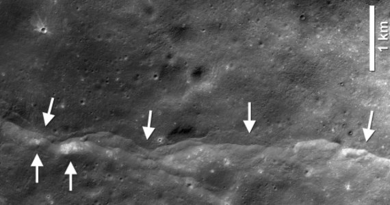 Księżyc pozostaje tektonicznie aktywny, jego wstrząsy są wynikiem - i dowodem - kurczenia się naszego naturalnego satelity. Takie wnioski, na podstawie analizy wyników pomiarów instrumentów misji Apollo i Lunar Reconnaissance Orbiter (LRO), publikują na łamach czasopisma "Nature Geoscience" związani z NASA naukowcy. Nowoczesne metody analizy danych z dwóch różnych okresów badań Srebrnego Globu pokazały, że do trzęsień dochodzi w rejonach widocznych z orbity uskoków tektonicznych.