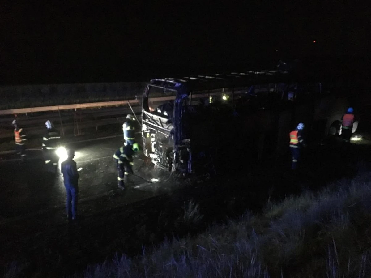 Na autostradzie D46 przed Prościejowem w czeskich Morawach późnym wieczorem zapalił się polski autobus, wiozący dzieci na wycieczkę do Chorwacji. Strażacy przewieźli wszystkich pasażerów do remizy w Prościejowie. Nikomu nic się nie stało, natomiast autobus spłonął. Organizatorzy zrezygnowali z wycieczki i dzieci są w drodze powrotnej do domu.