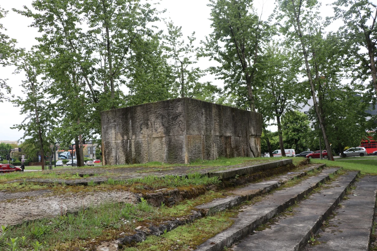 Będzie nowy konkurs na pomnik upamiętniający żołnierzy Armii Krajowej w Krakowie. Pomnik stanie w innym niż pierwotnie planowano miejscu. To kolejne kroki urzędników, po tym jak w całości unieważniono pozwolenia na budowę instalacji w kontrowersyjnej lokalizacji pod samym Wawelem. 