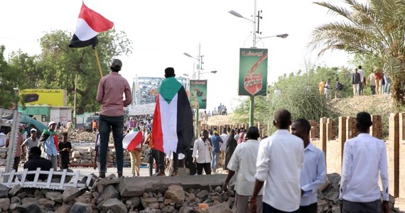 Sześć osób zginęło w zamieszkach, które w poniedziałek wieczorem wybuchły w stolicy Sudanu Chartumie - podała AFP, powołując się na źródła wojskowe i medyczne. Grupa uzbrojonych protestantów, żądających oddania władzy w cywilne ręce, starła się z armią lojalną Wojskowej Radzie Tymczasowej.