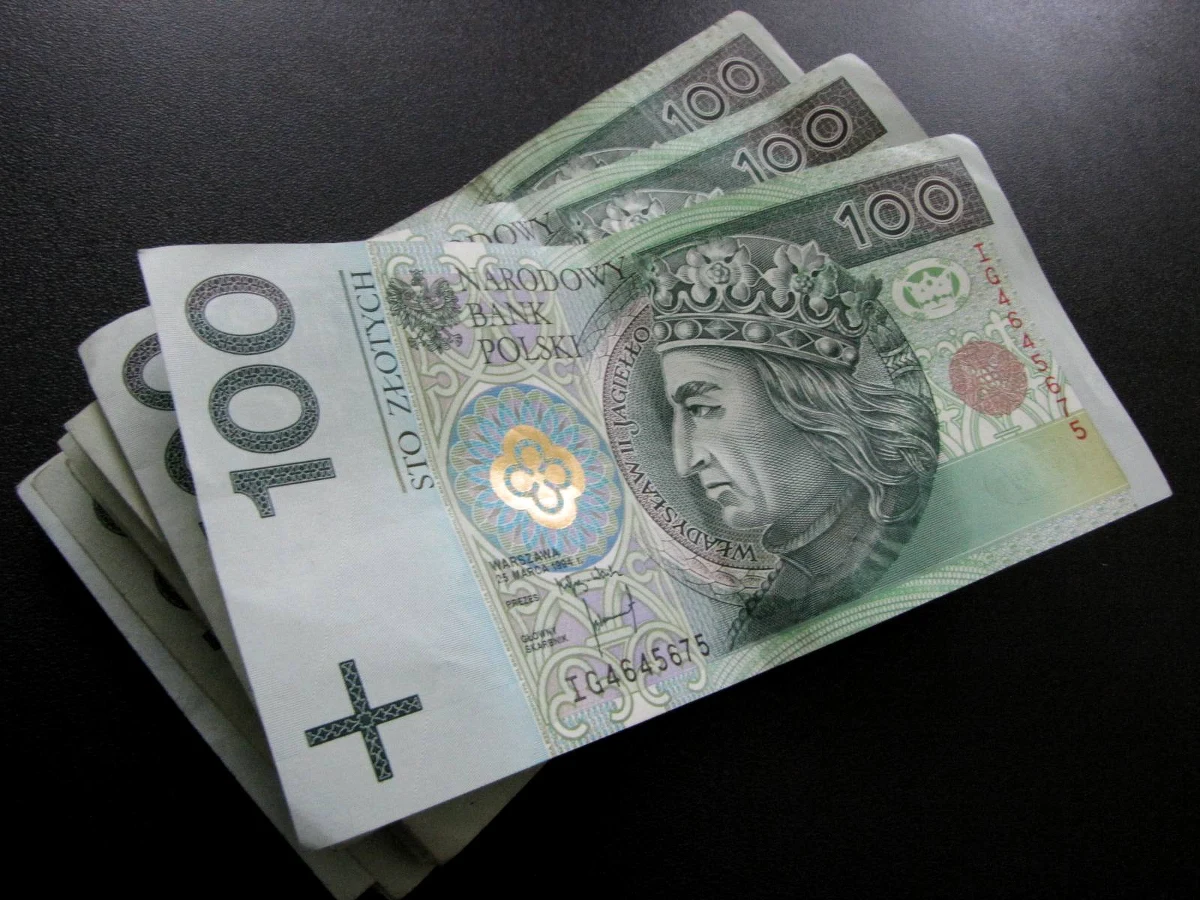 Prezydenci największych miast napisali do premiera list, w którym proszą o rekompensaty strat związanych z wyborczymi obietnicami PiS. Chodzi przede wszystkim o pomysły likwidacji PIT-u dla młodych, obniżenia PIT-u pracowniczego i zwiększenia kwoty wolnej od podatku. Samorządy podnoszą też w liście problem subwencji oświatowej.  