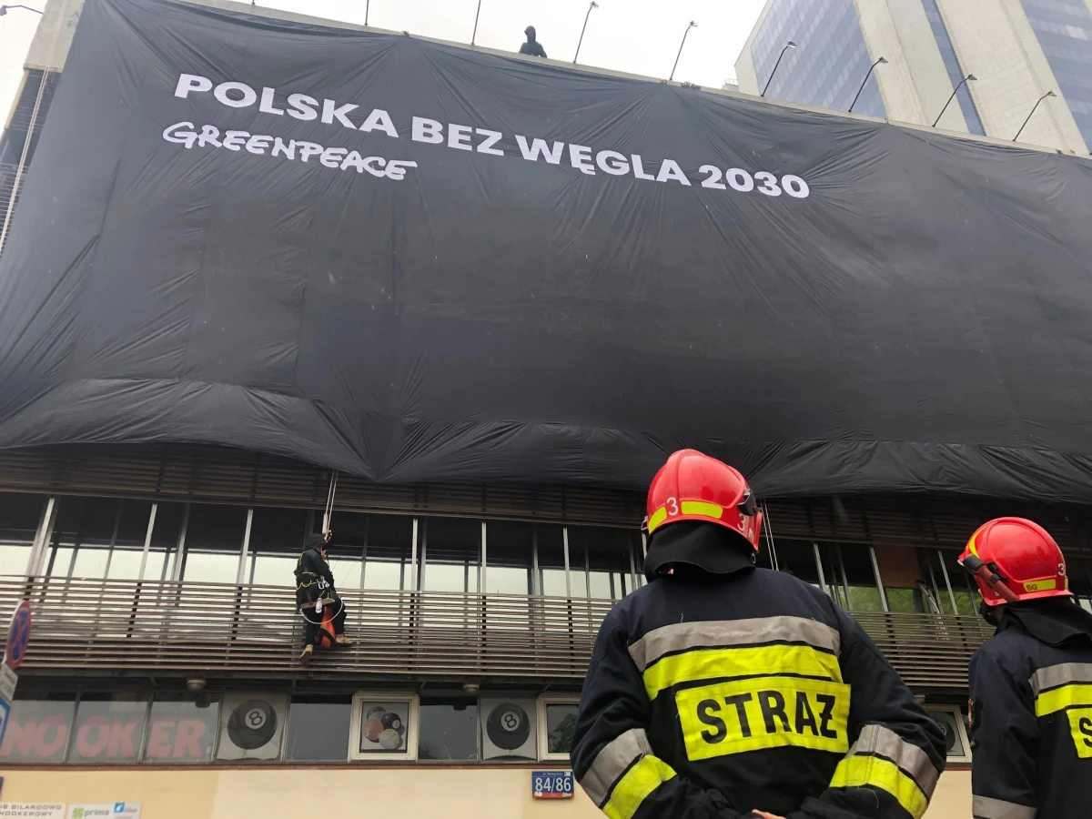 Ekolodzy z organizacji Greenpeace weszli o poranku na budynki w Warszawie, w których mieszczą się siedziby największych partii: Prawa i Sprawiedliwości oraz Platformy Obywatelskiej.