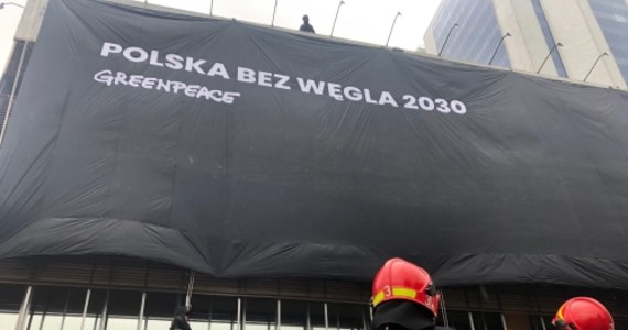 Ekolodzy z organizacji Greenpeace weszli o poranku na budynki w Warszawie, w których mieszczą się siedziby największych partii: Prawa i Sprawiedliwości oraz Platformy Obywatelskiej.