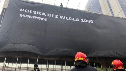 Ekolodzy z Greenpeace weszli na budynki PiS i PO