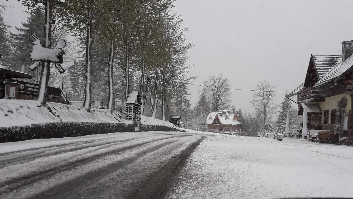 Beskidy w połowie maja spowite śniegiem. W wyższych partiach gór od wielu godzin nieprzerwanie pada śnieg. Niżej trzeba się liczyć z intensywnymi opadami deszczu.