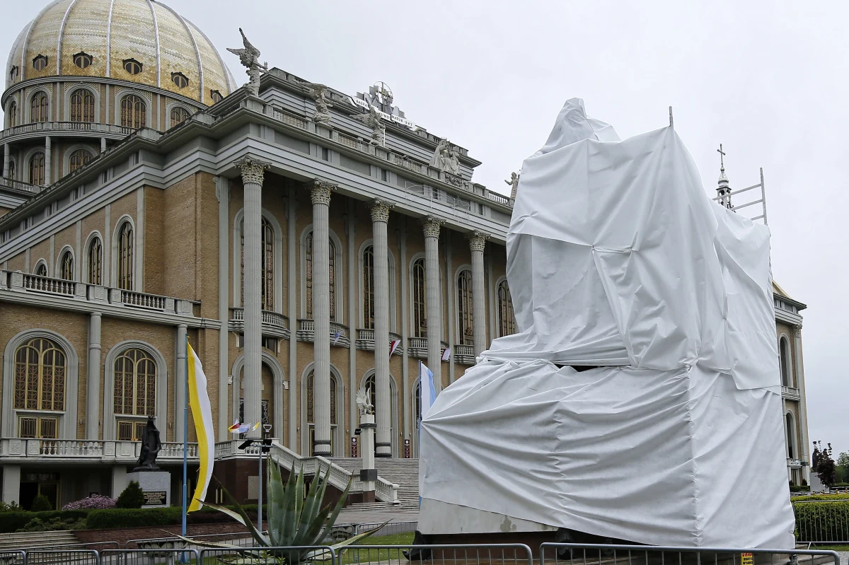 Pomnik byłego kustosza sanktuarium Matki Bożej Licheńskiej ks. Eugeniusza Makulskiego stojący przed bazyliką został zasłonięty białym materiałem. W filmie dokumentalnym "Tylko nie mów nikomu" braci Sekielskich cytowano wyznanie mężczyzny, który miał być przed laty molestowany przed duchownego. 