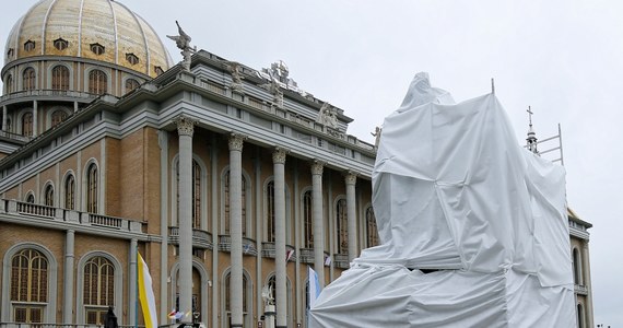 Pomnik byłego kustosza sanktuarium Matki Bożej Licheńskiej ks. Eugeniusza Makulskiego stojący przed bazyliką został zasłonięty białym materiałem. W filmie dokumentalnym "Tylko nie mów nikomu" braci Sekielskich cytowano wyznanie mężczyzny, który miał być przed laty molestowany przed duchownego. 