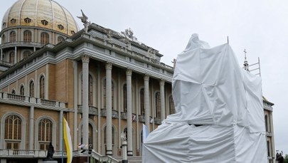 Licheń: Pomnik ks. Eugeniusza Makulskiego zasłonięty. To efekt filmu Sekielskich