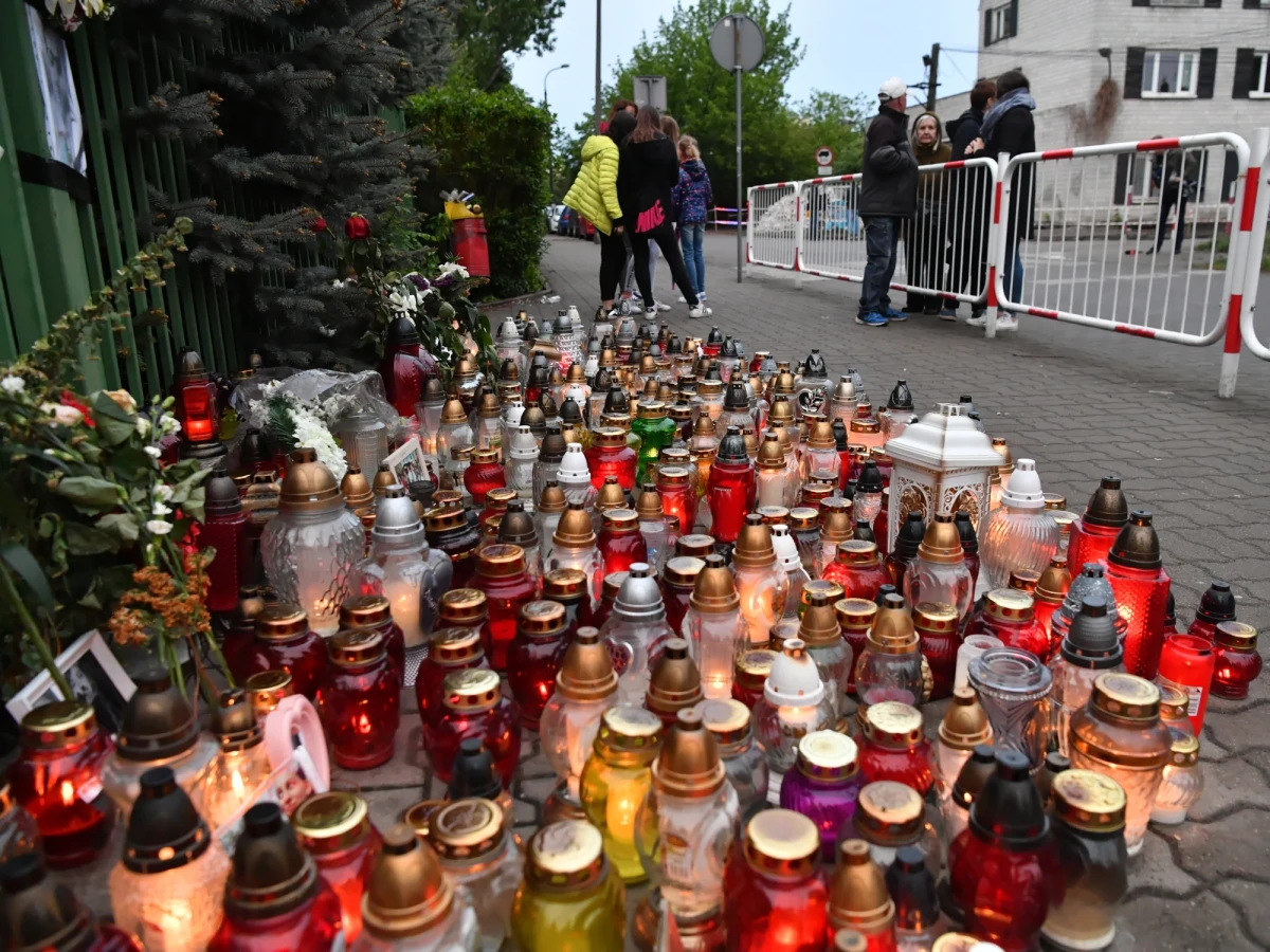 Stołeczna policja zatrzymała dwie kolejne osoby w sprawie tragedii w warszawskiej szkole w Wawrze, gdzie w piątek 15-latek Emil B. śmiertelnie ranił nożem swojego kolegę. Pełnomocnicy sprawcy chcą, by odroczyć przekazanie sprawy prokuraturze.