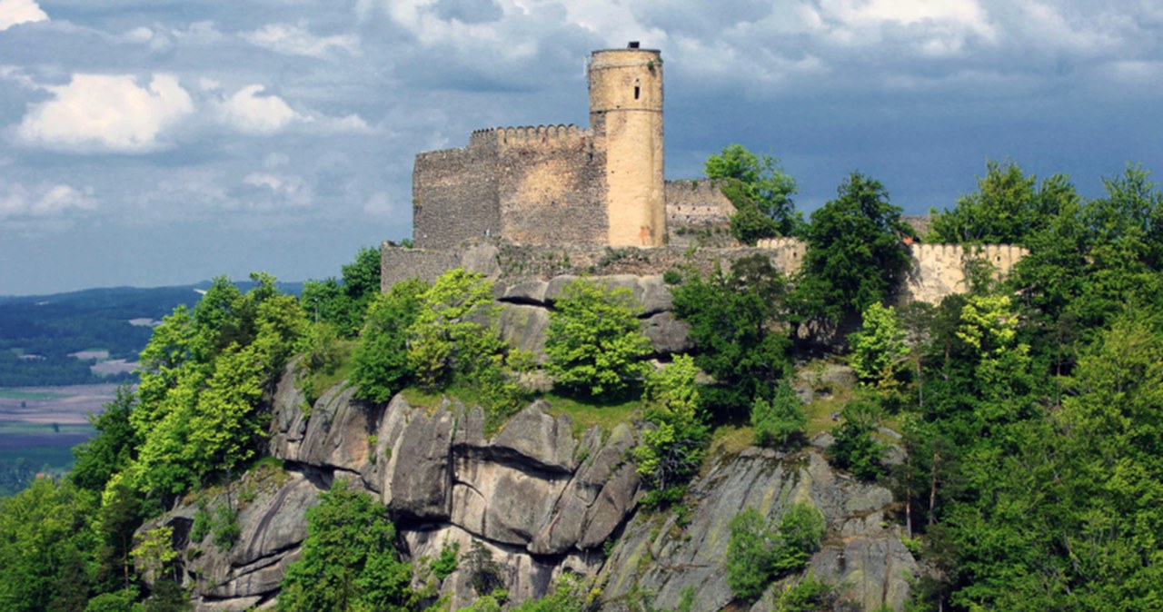 Zamek z takimi widokami to skarb. Wybierz szlak dla siebie i w drogę