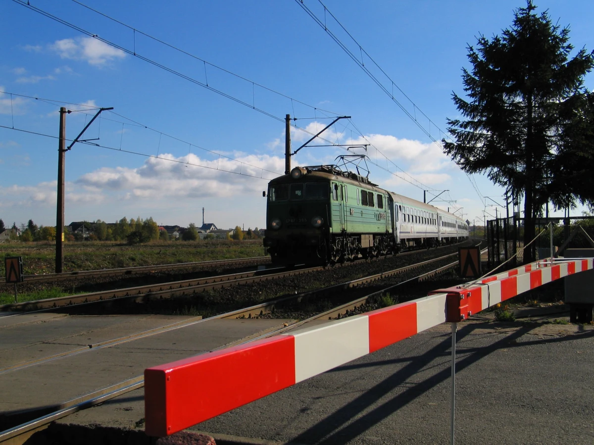 W ciągu trzech minut policjanci zatrzymali trzy samochody przejeżdżające przez tory kolejowe, gdy paliło się czerwone światło ostrzegające o nadjeżdżającym pociągu. Do zatrzymania kierowców doszło przy przejeździe kolejowym na ul. 11 Listopada w Morągu. 