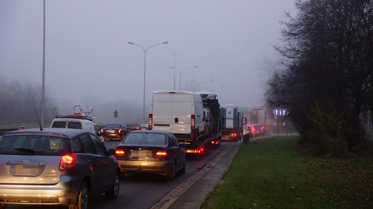 Z olbrzymimi utrudnieniami borykali się we wtorek kierowcy w Katowicach – po kolizji dwóch tirów i zablokowaniu ruchu w tunelu pod rondem im. Ziętka na wielu drogach w mieście utworzyły się długie korki. W całym województwie we wtorek doszło do prawie 200 kolizji. W Katowicach ruch był utrudniony do godziny 21.