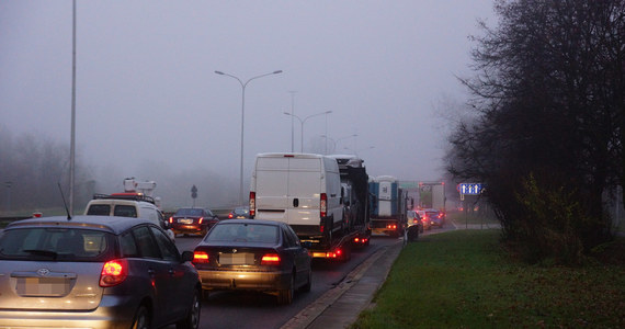 Z olbrzymimi utrudnieniami borykali się we wtorek kierowcy w Katowicach – po kolizji dwóch tirów i zablokowaniu ruchu w tunelu pod rondem im. Ziętka na wielu drogach w mieście utworzyły się długie korki. W całym województwie we wtorek doszło do prawie 200 kolizji. W Katowicach ruch był utrudniony do godziny 21.