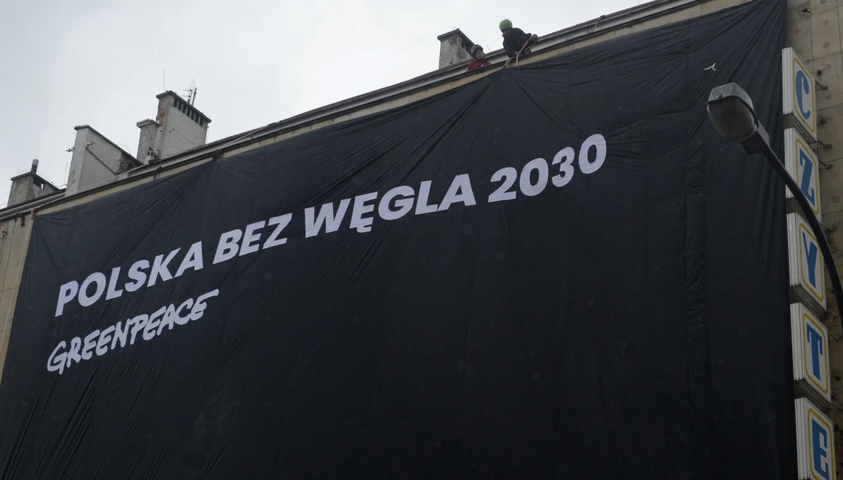 Policja zatrzymała 46 aktywistów organizacji Greenpeace, którzy protestowali przed siedzibami PiS i PO. 44 osoby trafiły do policyjnego aresztu - poinformowała PAP Komenda Główna Policji. Wśród zatrzymanych jest 29 obcokrajowców.