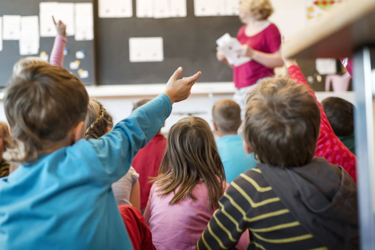 Po jesiennych wyborach nauczyciele mogą zostać włączeni do służby cywilnej – pisze „Dziennik Gazeta Prawna”. Takie rozwiązanie ma forsować minister przedsiębiorczości i technologii Jadwiga Emilewicz przy sprzeciwie szefowej resortu edukacji Anny Zalewskiej. 