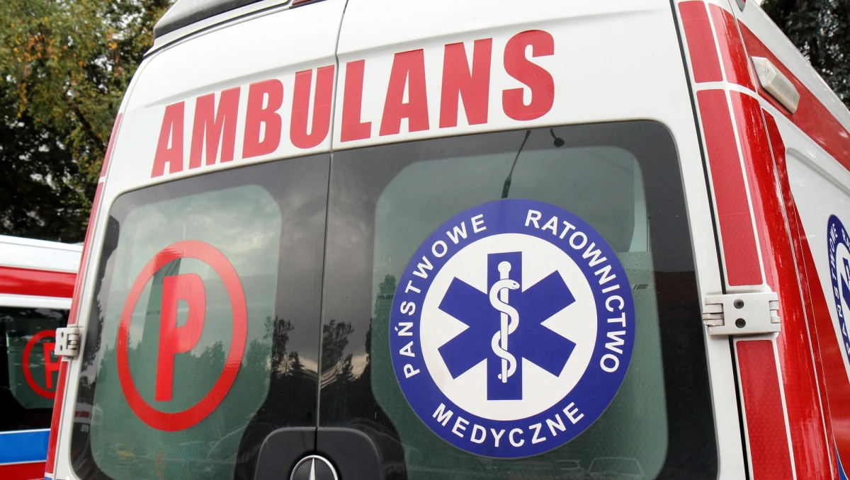 Policjanci z Bytomia i Tarnowskich Gór pomagali w przewożeniu pacjenta z podejrzeniem zawału serca. Użycie radiowozów było konieczne, bo w karetce doszło do awarii sygnałów i ambulans utknął w korku.