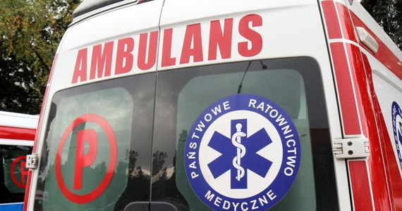 Policjanci z Bytomia i Tarnowskich Gór pomagali w przewożeniu pacjenta z podejrzeniem zawału serca. Użycie radiowozów było konieczne, bo w karetce doszło do awarii sygnałów i ambulans utknął w korku.