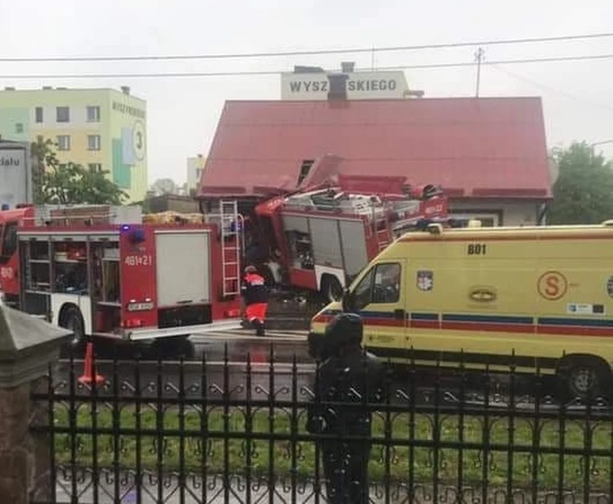 Cztery osoby zostały ranne w wypadku na skrzyżowaniu ulic Grodzieńskiej i Mickiewicza w Sokółce (Podlaskie). Wóz strażacki uderzył tam w dom. 