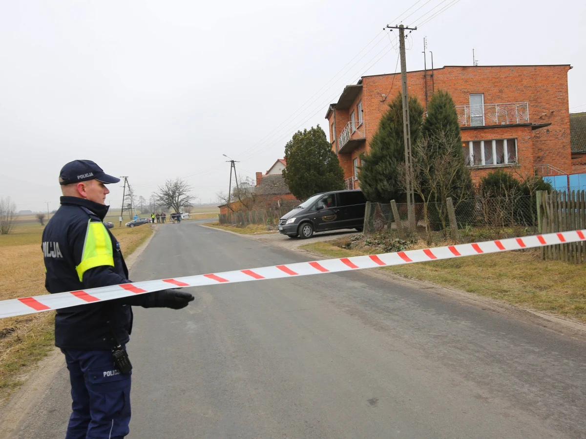 Na dożywocie skazał dziś sąd w Kaliszu Eryka J., nożownika z Cerekwicy Starej. Mężczyzna był oskarżony o podwójne zabójstwo i usiłowanie zabójstwa trzech kolejnych osób. 
