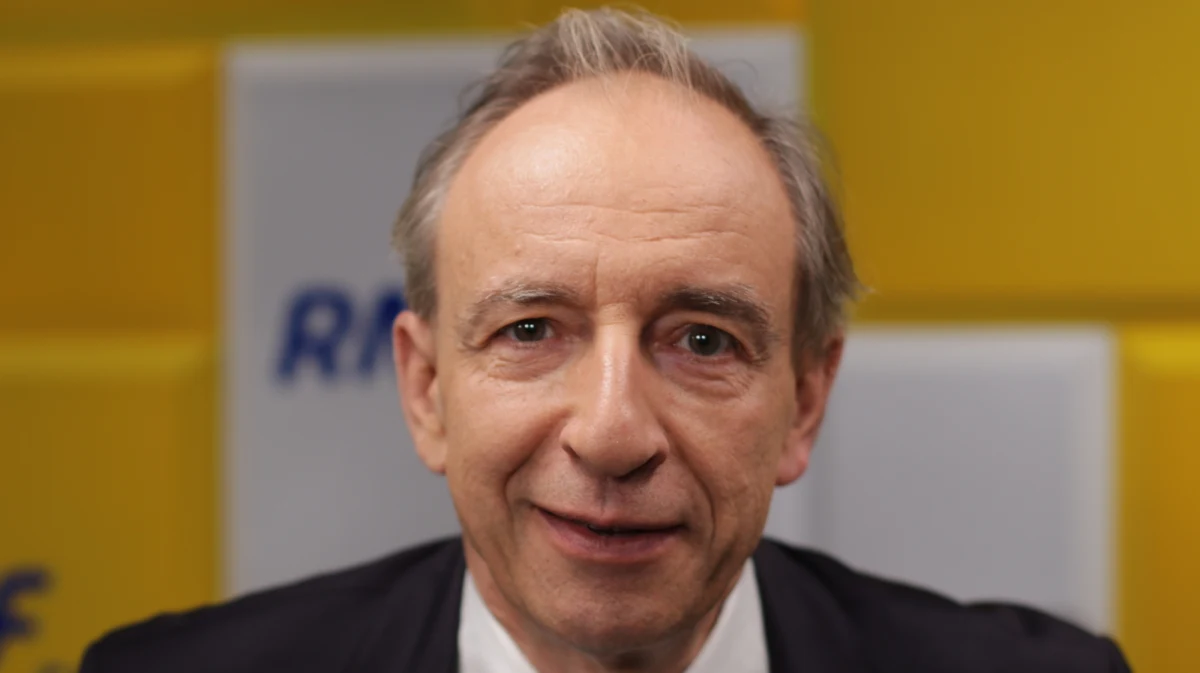 "To jest zaostrzanie konfliktu" - tak Władysław Teofil Bartoszewski skomentował w Popołudniowej rozmowie w RMF FM reakcję polskich władz na atak w Tel Awiwie na polskiego ambasadora w Izraelu Marka Magierowskiego: premier Mateusz Morawiecki mówił o "ksenofobicznym akcie agresji", zaś MSZ wezwał ambasadora Izraela. "Jakiś mężczyzna zaatakował werbalnie czy też częściowo fizycznie (…) ambasadora - i jest to rzecz niedopuszczalna i karygodna - ale on został ujęty przez policję izraelską i znajdzie się w sądzie" - zaznaczył Bartoszewski.