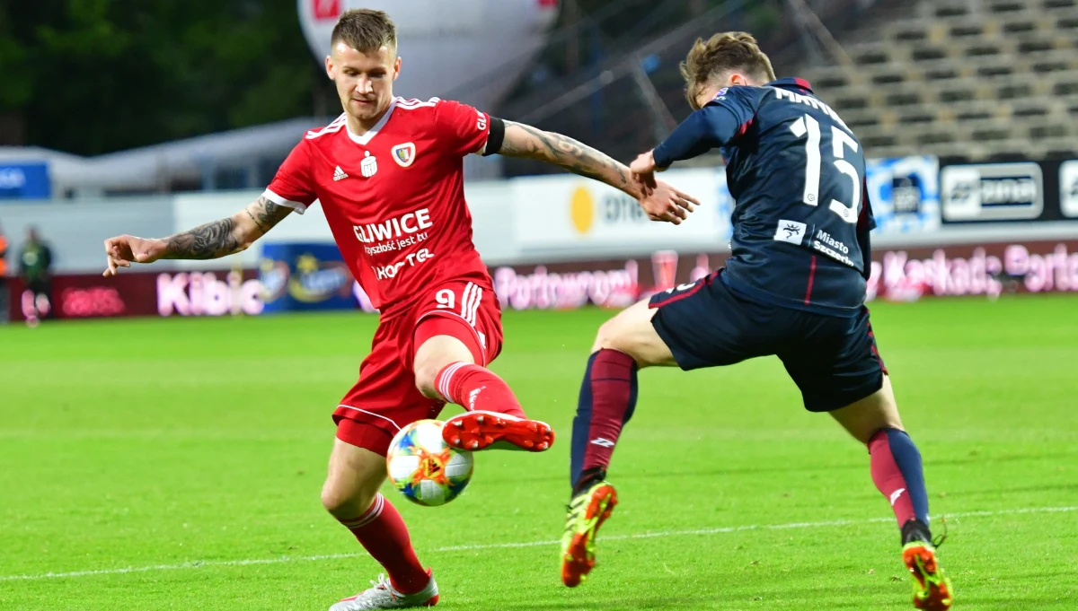 Pogoń Szczecin zremisowała z Piastem Gliwice 0:0 w meczu 36. kolejki Ekstraklasy. Gdyby goście z Gliwic wygrali, już dziś zapewniliby sobie mistrzostwo Polski. Remis w Szczecinie i porażka Legii w Białymstoku sprawia, że Piast wciąż jest z liderem z dwoma punktami przewagi nad Legią. Mistrzostwo zapewni mu zwycięstwo z Lechem Poznań w ostatniej kolejce, lub - remis, a nawet porażka z "Kolejorzem", w razie braku wygranej Legii nad Zagłębiem Lubin w ostatnim meczu sezonu.