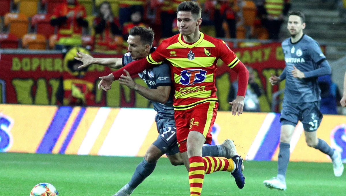 Legioniści jeszcze bardziej zagmatwali sobie drogę do obrony tytułu. Po samobójczym trafieniu Mateusza Wieteski i przez nieskuteczną drugą połowę przegrali w Białymstoku z Jagiellonią. W ostatniej kolejce muszą pokonać u siebie Zagłębie i liczyć na potknięcie Piasta z Lechem, jeśli marzą o mistrzostwie. Jagiellonia ma jeszcze nadzieje na zajęcie czwartego miejsca, gwarantującego udział w eliminacjach do Ligi Europy. 