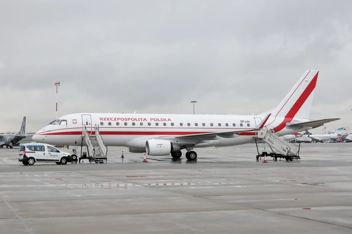 Premier miał wylecieć do Brukseli po godz. 8, ale samolot wystartował z Warszawy dopiero o 11:30. Powodem opóźnienia lotu był trwający od rana do wczesnego popołudnia strajk kontrolerów ruchu lotniczego w Brukseli. 