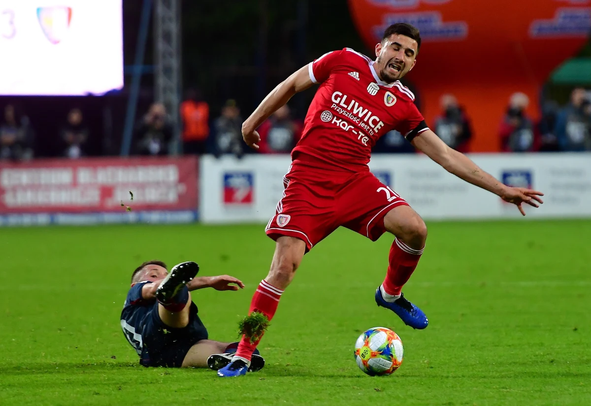 36. kolejka Ekstraklasy nie zmieniła znacząco sytuacji na szczycie tabeli Ekstraklasy. Piast Gliwice nadal jest najbliżej wywalczenia tytułu, choć w Szczecinie tylko zremisował z Pogonią. Legia przegrała w Białymstoku i w ostatnim, niedzielnym meczu musi liczyć na cud.