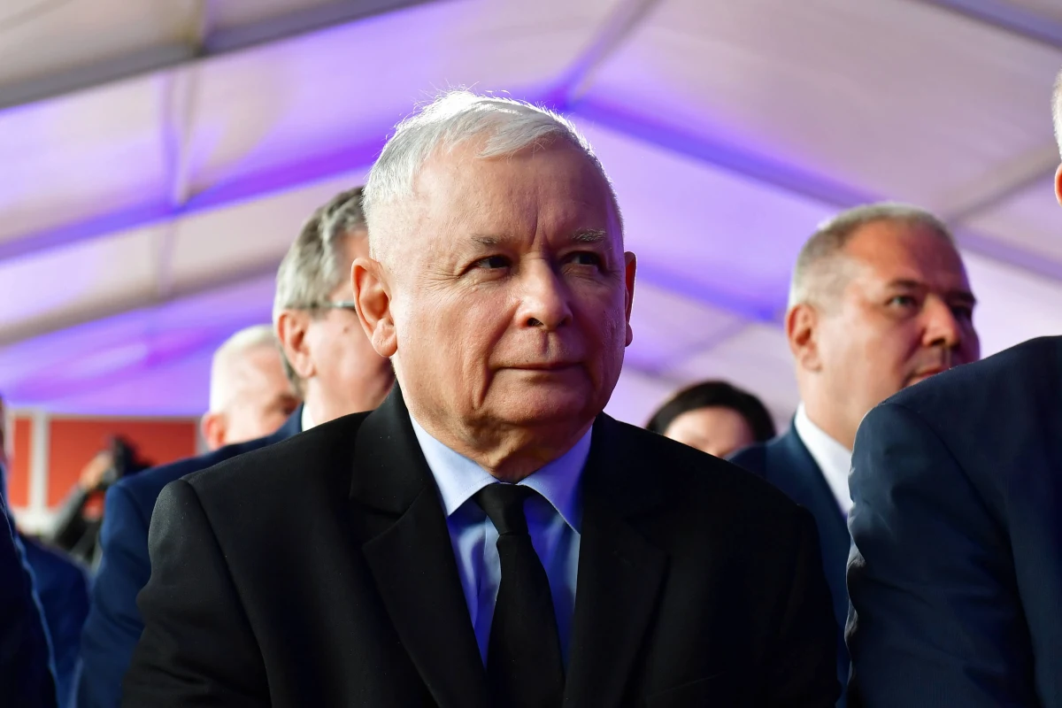 Sędzia Cezary Skwara, który porównał na Twitterze prezesa PiS J. Kaczyńskiego do Adolfa Hitlera został ukarany przez Izbę Dyscyplinarną SN upomnieniem. Izba postanowiła utrzymać w mocy wyrok sądu I instancji.