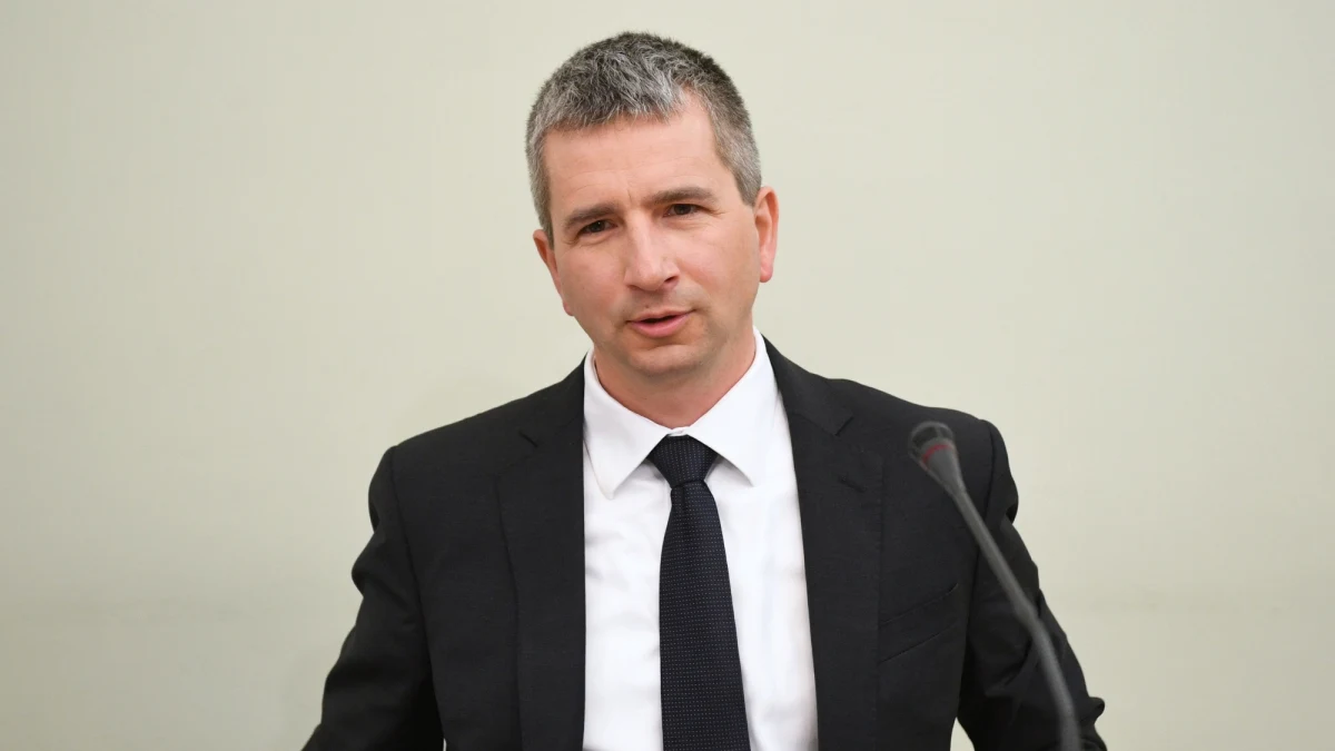 "Staliśmy przed wyborem: albo wyraźnie uszczelnienie systemu podatkowego, albo ułatwienie prowadzenia biznesu" - mówił były minister finansów Mateusz Szczurek przesłuchiwany dziś przez komisję śledczą ds. VAT. Funkcję szefa resortu finansów pełnił od 2013 do 2015 roku.