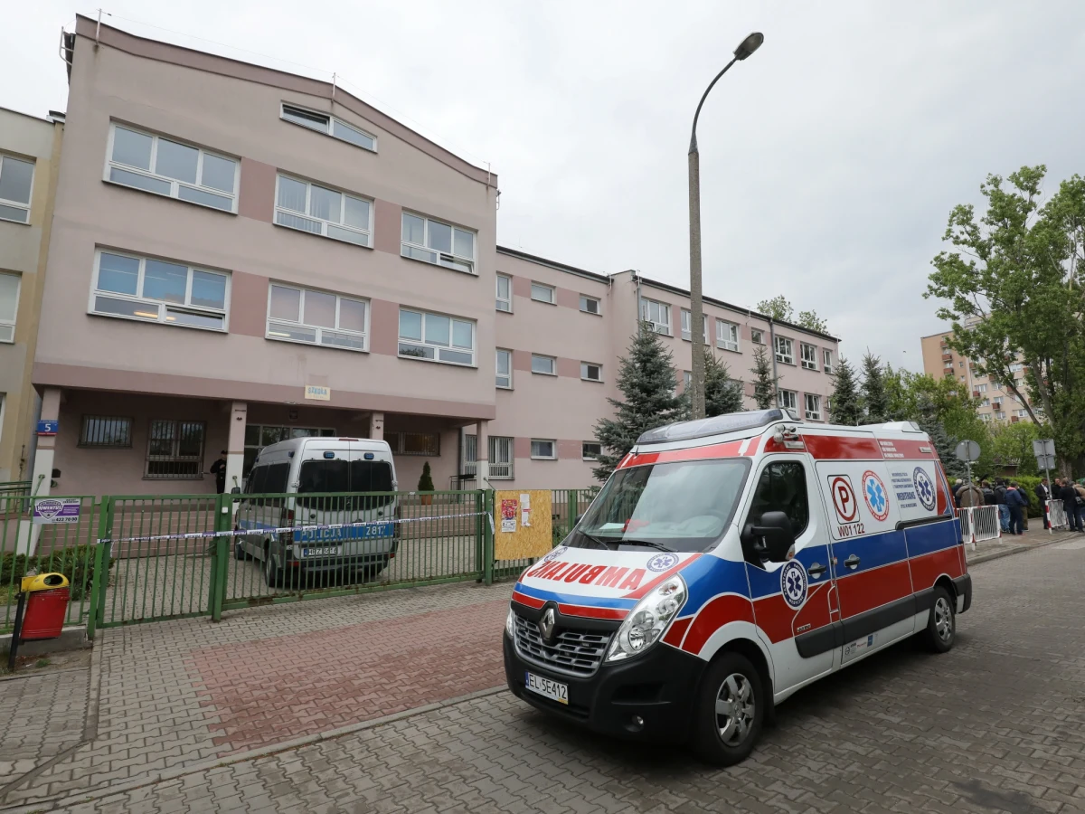 Dwoje kolejnych nastolatków zatrzymali stołeczni policjanci w związku z zeszłotygodniowym zabójstwem 15-latka w szkole podstawowej w warszawskim Wawrze - dowiedział się reporter RMF FM.