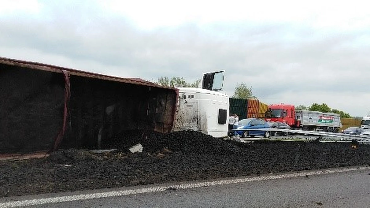 Między Chrzanowem i Krakowem ok. godz. 13 przewróciła się ciężarówka przewożącą węgiel. Nikomu nic się nie stało, ale zablokowane przez długi czas były lewe pasy w obu kierunkach. W miejscu wypadku utworzyły się korki. 