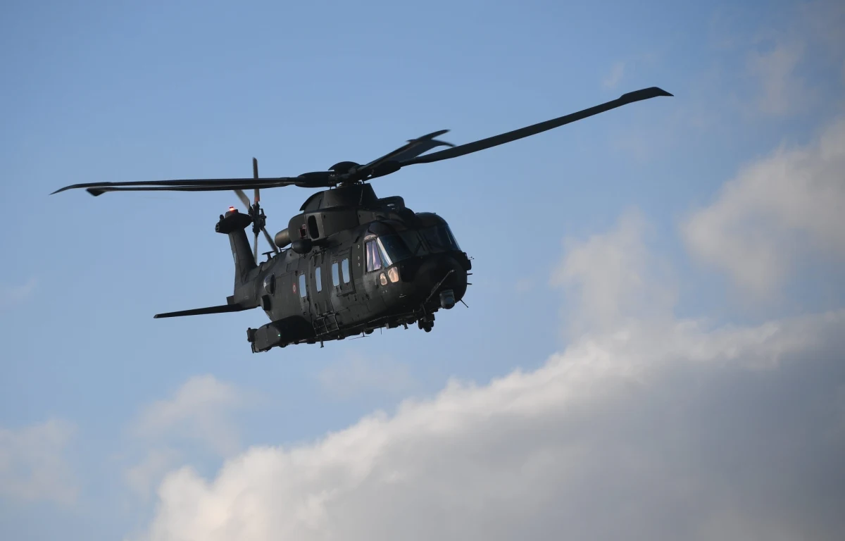 Tylko cztery śmigłowce dla wojsk specjalnych trafią do armii do końca roku. Kolejne cztery - dla marynarki wojennej - mają zostać dostarczone w ciągu trzech lat - zapewnia Ministerstwo Obrony Narodowej. Wiceminister Wojciech Skurkiewicz tłumaczył się przed opozycją z wysokiej ceny tych ostatnich maszyn.