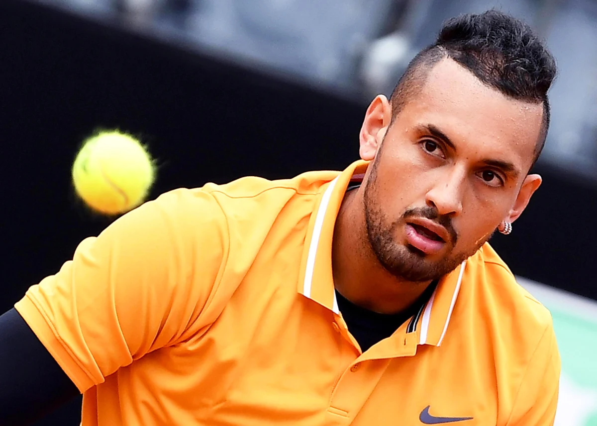 Znany z wybuchowego temperamentu tenisista Nick Kyrgios został zdyskwalifikowany podczas meczu 2. rundy turnieju ATP w Rzymie (pula nagród 5,2 mln euro). 24-letni Australijczyk w geście frustracji wrzucił plastikowe krzesło na kort.