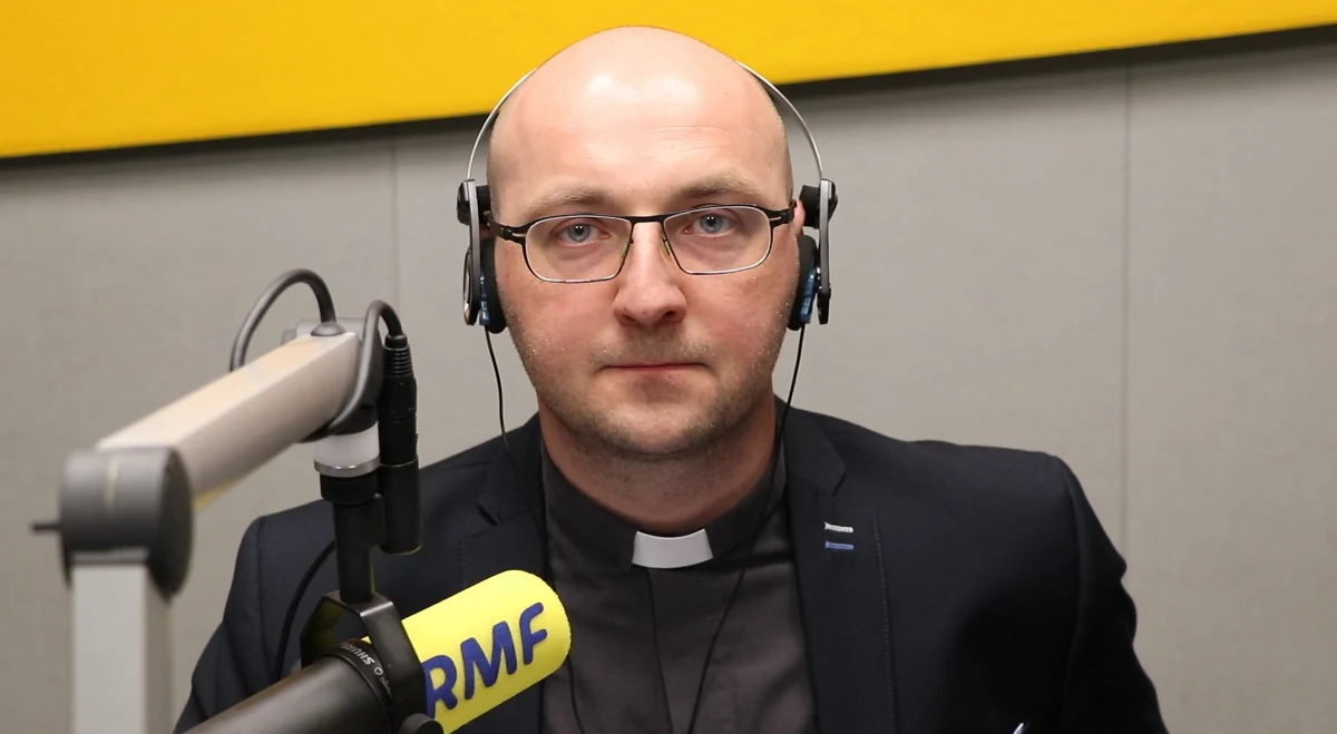 "Na szczęście niektórzy wycofują się ze słów, które wypowiedzieli" - tak ks. Piotr Studnicki z Centrum Ochrony Dziecka w Krakowie skomentował w Popołudniowej rozmowie w RMF FM głośne wypowiedzi abpa Sławoja Leszka Głodzia i abpa Marka Jędraszewskiego nt. filmu braci Sekielskich "Tylko nie mów nikomu". "Myślę, że one były bardzo raniące, zwłaszcza dla osób, które miały odwagę wystąpić w tym filmie. (…) Myślę, że te osoby, które dzielą się swoim cierpieniem, naprawdę pomagają Kościołowi mierzyć się z kryzysem związanym z nadużyciami seksualnymi" - podkreślił duchowny. Pytany przez Marcina Zaborskiego, czy konkretni biskupi ponoszą odpowiedzialność za krzywdę dzieci - ofiar czynów pedofilskich popełnianych przez księży, ks. Studnicki odparł wprost: "Takie pytanie rodzi się po obejrzeniu tego filmu. Bez wątpienia".