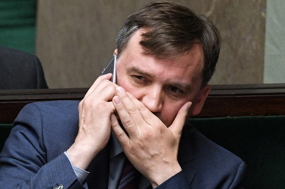 "Muszą się nauczyć prawa. To na pewno jest dla nas wniosek, żeby przyglądać się sytuacji w Prokuraturze Regionalnej i Okręgowej w Krakowie. I na pewno tak się stanie" - tak Zbigniew Ziobro w rozmowie z reporterem RMF FM Patrykiem Michalskim odniósł się do jednogłośnie przyjętej uchwały przez śledczych z Prokuratury Regionalnej w Krakowie, w której alarmują m.in., że ich niezależność jest pozaprawnie ograniczana.