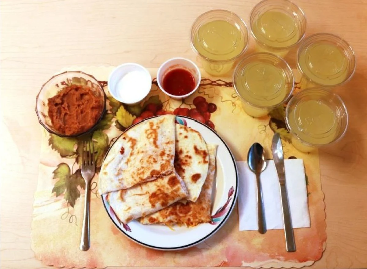 Wysokoprzetworzona dieta faktycznie przyczynia się do plagi otyłości - naukowcy z amerykańskich Narodowych Instytutów Zdrowia (NIH) przedstawili właśnie pierwsze poważne dowody w tej sprawie. Sama informacja nie jest niespodzianką, podejrzewano to od dawna, ale przekonanie to jedno, a wiarygodne naukowe dowody to drugie. Problem w tym, że odpowiednie badania dietetyczne są po prostu bardzo trudne, zaplanowanie ich i przeprowadzenie wymaga wiele pracy. Pracę w końcu wykonano, a wynikające z niej wnioski publikuje czasopismo "Cell Metabolism".