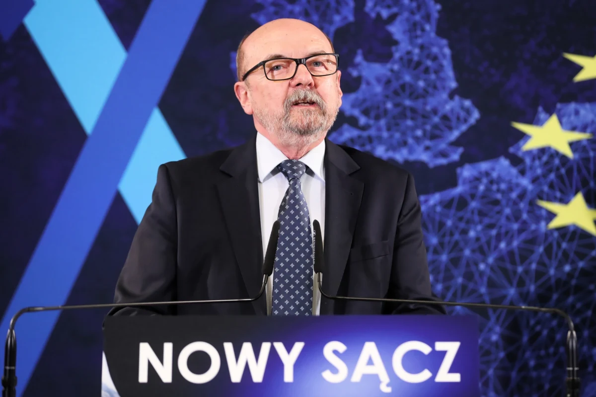 Nie milkną echa kontrowersyjnej wypowiedzi europosła PiS prof. Ryszarda Legutki, który komentując w wywiadzie problem pedofilii w Kościele stwierdził m.in., że "to nie jest żadna pedofilia, to jest po prostu pederastia". "Żądamy od prezesa Jarosława Kaczyńskiego natychmiastowej reakcji (…). Pan Ryszard Legutko powinien zniknąć z życia publicznego po takich słowach" - grzmiał w czwartek wiceszef klubu PO-KO Andrzej Halicki. Sam zainteresowany odpowiedział oświadczeniem wydanym "w związku z pojawiającymi się zmanipulowanymi informacjami" i zagroził pozwami sądowymi.