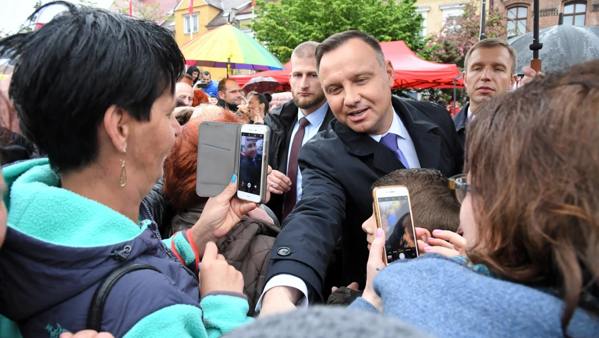 Prezydent Andrzej Duda to polityk, który cieszy się największym zaufaniem społeczeństwa – wynika z sondażu IBRiS dla Onetu. Na podium znalazł się też premier Mateusz Morawiecki i Donald Tusk. Szef RE i Paweł Kukiz to jedyni politycy niezwiązani z obozem rządzącym, którzy znaleźli się w pierwszej piątce sondażu.